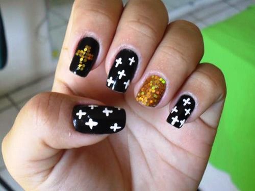 Unha decorada com algumas unhas de outra cor.