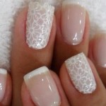 Unha decorada com esmalte branco.