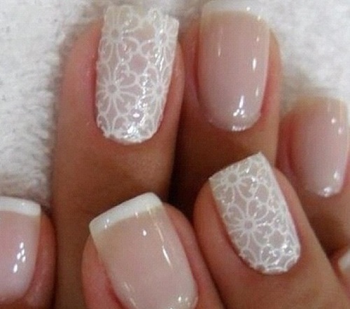 Unha decorada com esmalte branco.