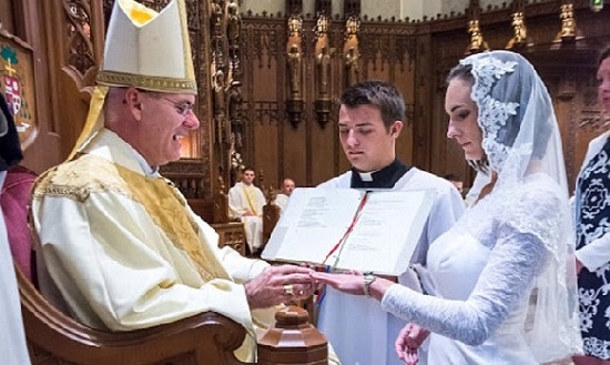 Vestida de noiva, professora se casa com Jesus Cristo