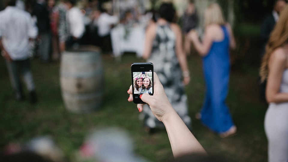 Como lidar com convidados de casamento inconvenientes?