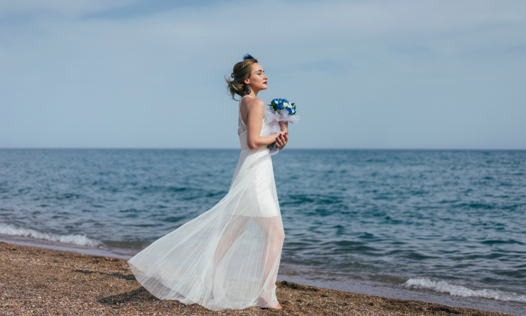 Unindo natureza e estilo: Escolhendo o vestido de noiva ideal para uma cerimônia à beira-mar