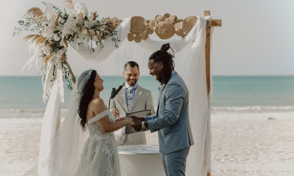 Casamento à beira da água: Opções de vestidos de noiva para cerimônias na praia