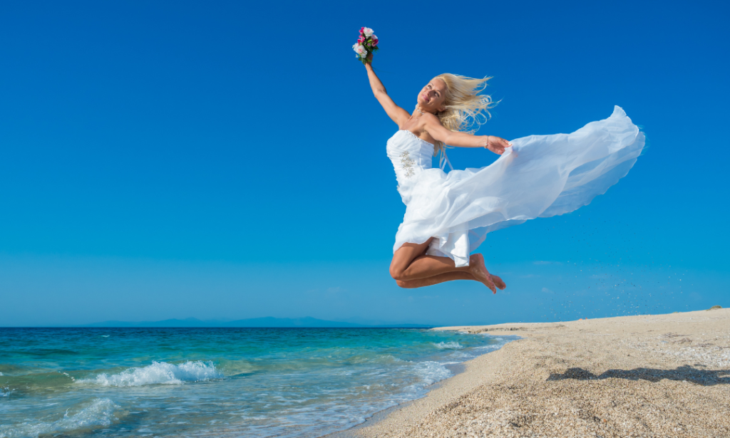 Brilhe sob o sol: Vestidos de noiva deslumbrantes para casamentos em destinos de praia
