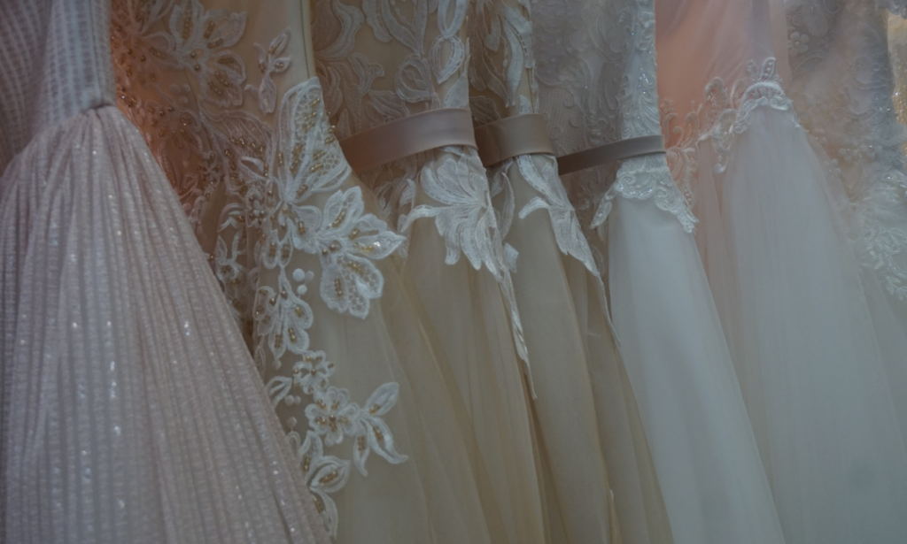 Unindo passado e presente: Vestidos de noiva vintage para noivas modernas