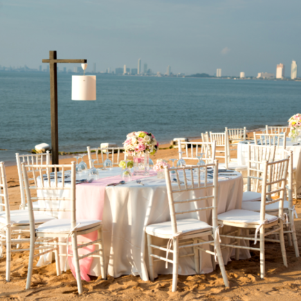 Organizamos um casamento na praia que reflete nosso amor e os detalhes que fazem tudo perfeito.