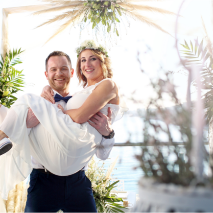 Planeje um casamento pequeno e íntimo com elegância e sofisticação.