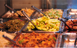 O buffet perfeito vai além do sabor: atenção ao estilo e ao atendimento é fundamental.
